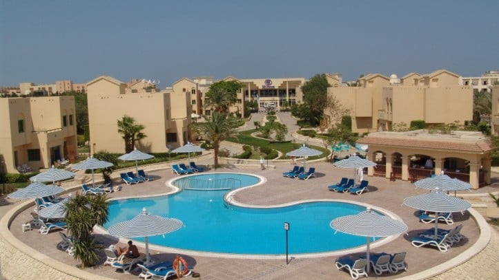 Hilton-Hurghada-Resort-Villa-Area-pool-bar--723x407